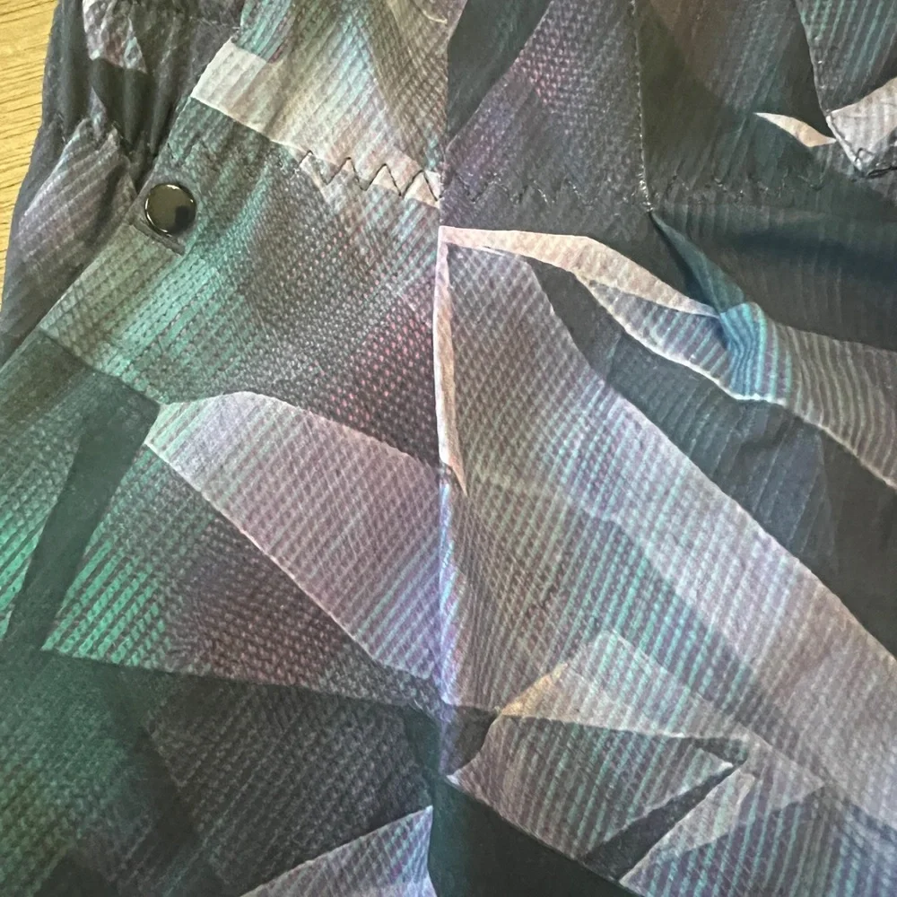 Lululemon Spring Break Away Short in Pretty Prism Pattern Size 8 - Picture 5 of 8